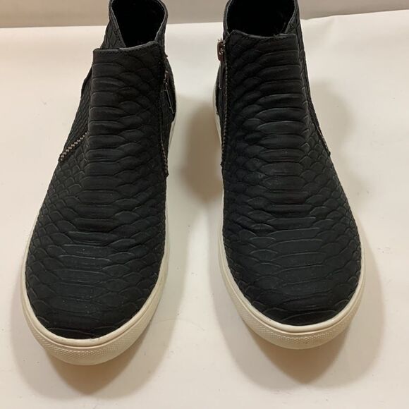 Coconuts by Matisse Size 6.5 black booties - Picture 2 of 9